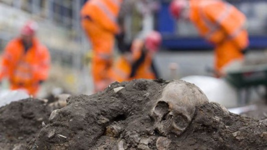 Van a desenterrar 45.000 esqueletos en Londres para construir un tren de alta velocidad