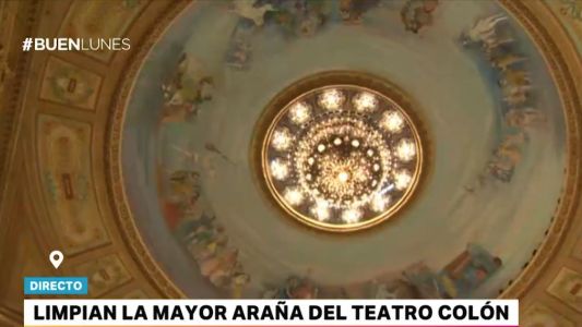 Limpian la mayor araña del Teatro Colón