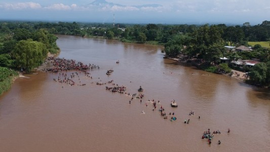 Centenares de migrantes hondureños se lanzan al río Suchiate e ingresan a México