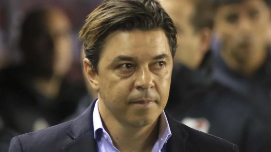 Multaron a Gallardo y no podrá dirigir ante Gremio