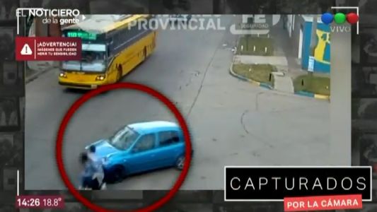 Terrible choque entre un auto y una moto