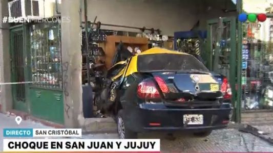 Un taxi se incrustó contra un bazar