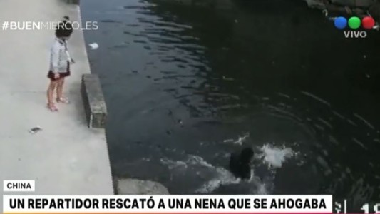China: un repartidor rescató a una nena que se ahogaba