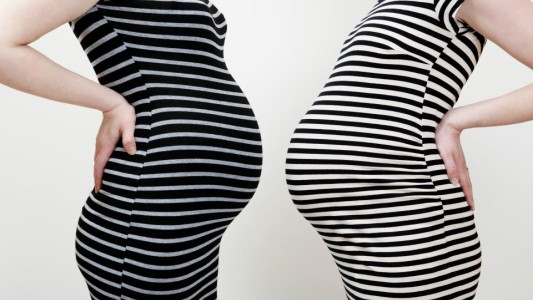 La historia de un militante del poliamor que embarazó a su novia y a su suegra