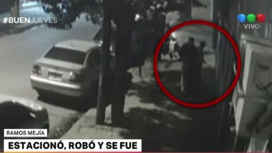 Estacionó, robó y se fue