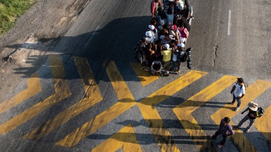 Caravana migrante toma una peligrosa ruta de México donde opera el crimen organizado