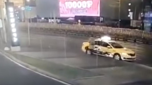 Se desprendió una rueda de un camión y mató a una mujer en la vereda