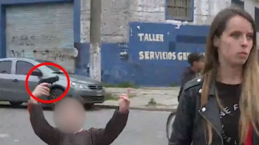 Dos menores con armas amenazaron a una periodista de TV en vivo