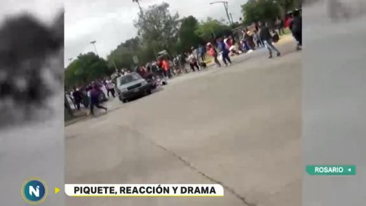 Un automovilista embistió un piquete en Rosario: al menos dos heridos