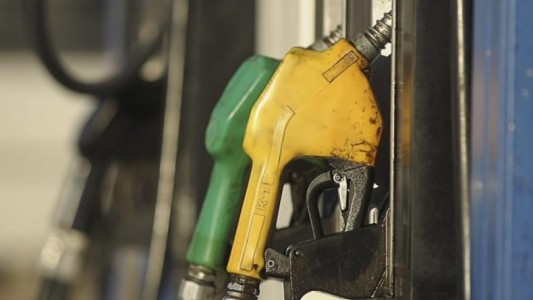 A pesar de la baja en el dólar y el petróleo, volvió a aumentar la nafta