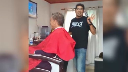 Macri se cortó el pelo en un pueblo