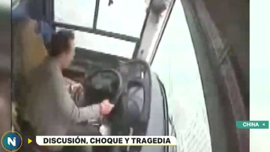 Video: micro cayó al río tras pelea a golpes entre chofer y pasajera