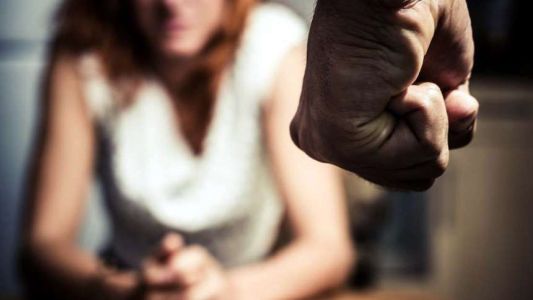 Ahorcó y golpeó brutalmente a su novia porque no dejó que le revise el celular