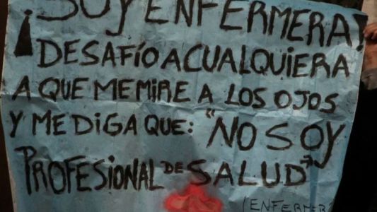Abrazo a una escuela de enfermería: los enfermeros ya no serán considerados "profesionales de la salud"