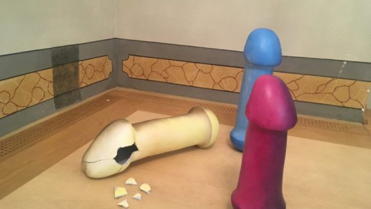 En una exposición, tropezó y rompió la escultura de un pene
