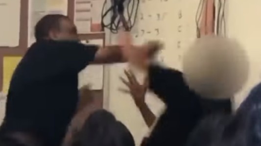 Video: un profesor le pega a un alumno que le gritaba insultos racistas
