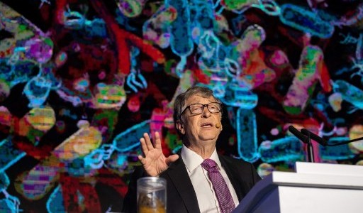 Por qué Bill Gates apareció con un tarro lleno de excrementos en una conferencia