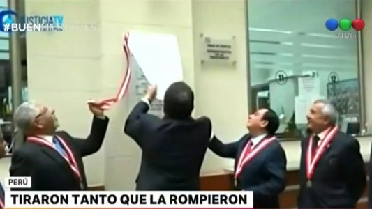 Papelón de jueces peruanos al descubrir una placa