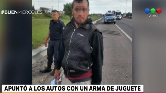 Apuntó a los autos con un arma de juguete y sembró pánico