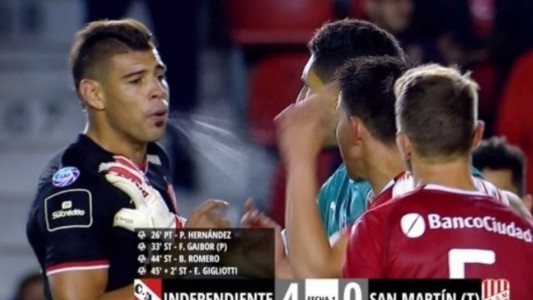 Video: jugador de San Martín escupió a uno de Independiente por tirar un taco