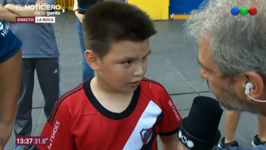 El pequño hincha de River que visitó el barrio de La Boca