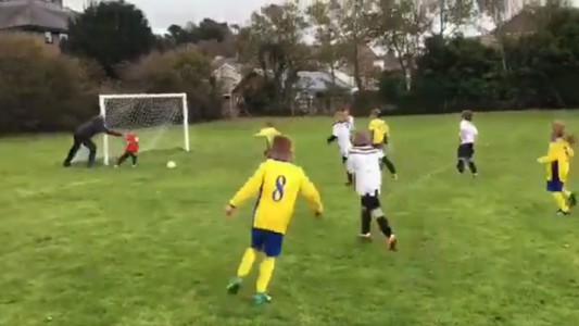 Video viral: el padre que empuja a su hijo arquero para evitar un gol