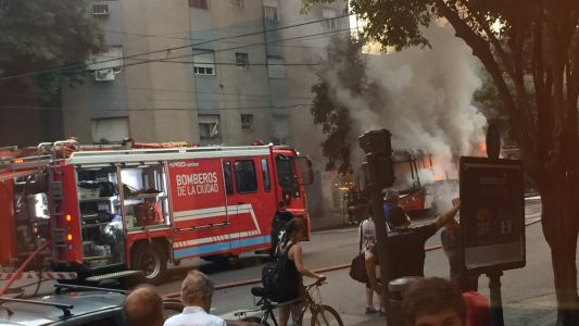 Explotó y se prendió fuego un colectivo en Caballito