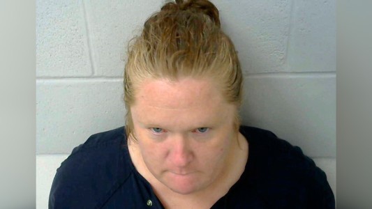 Una mujer mató a dos hijas mientras dormían y una tercera logró sacarle el arma