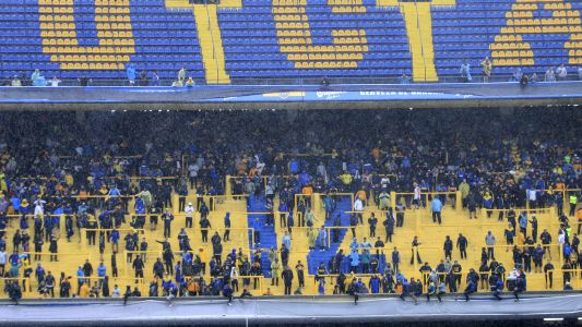 Un policía entró con familiares y amigos uniformados a la Bombonera para ver la Superfinal, pero le salió mal
