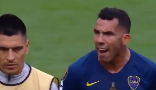 “¡Con la cabeza arriba!": Carlos Tevez, sacado con sus compañeros