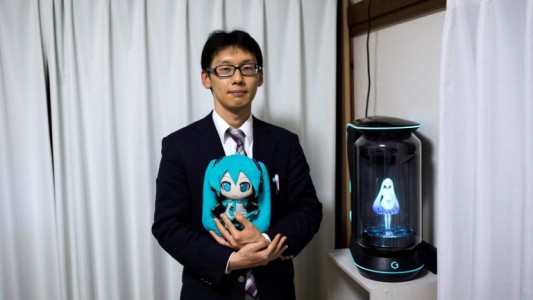 Matrimonio interdimensional: se casó con un holograma y su familia se negó a ir a la boda