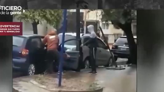 Capturados por la cámara: robo de auto a plena luz del día