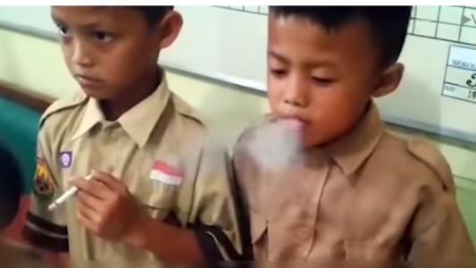 En una escuela obligaron a alumnos de 10 años a fumar como castigo