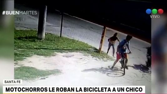 Video: motochorros le roban la bicicleta a un chico