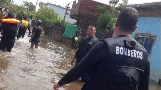 Se le inundó la casa, su bebé cayó de la cama y murió ahogado