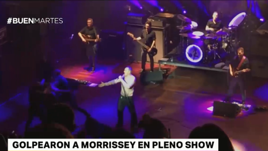 Golpearon a Morrisey en pleno show