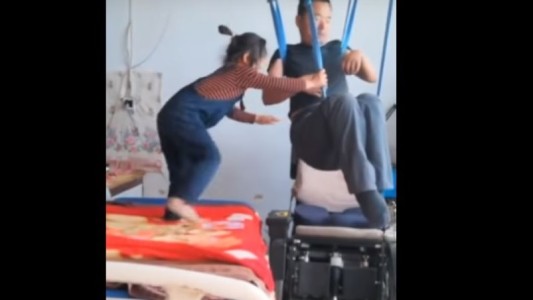 Reúnen donaciones para la nena de 6 años que cuida a su padre parapléjico