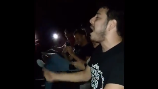 Video viral: el joven que la rompió cantando como Freddie Mercury en el cine