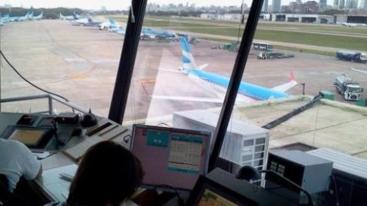 Detuvieron a un piloto por interferir las comunicaciones en Aeroparque