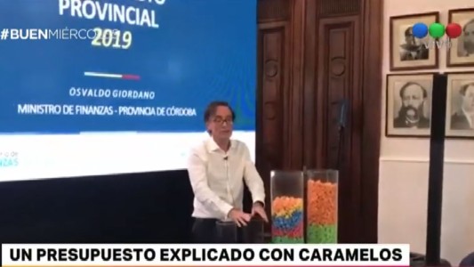 El Ministro de Finanzas de Córdoba explicó el presupuesto con caramelos
