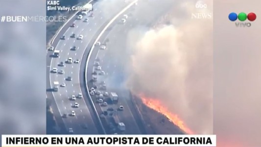 California: las llamas, muy cerca de una autopista