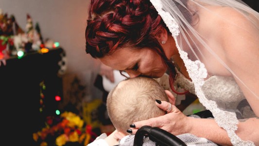 El nene con cáncer que cumplió su último deseo y acompañó a su madre en el altar