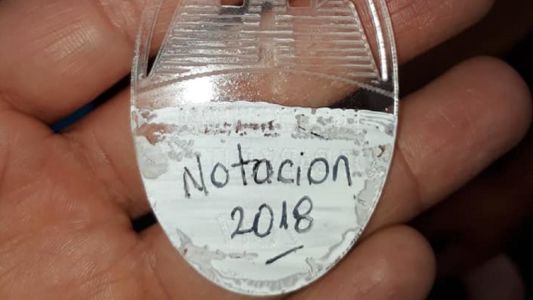 Entregaron medallas escritas con corrector líquido a nenes con discapacidad