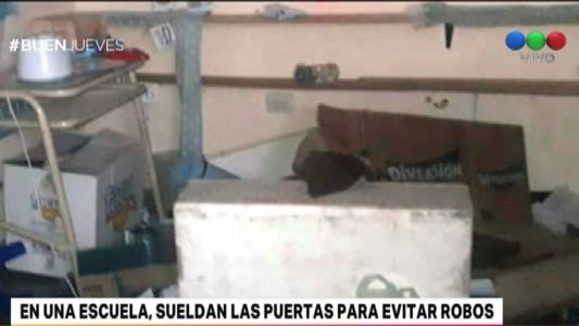 Sueldan las puertas de una escuela durante los fines de semana para evitar robos