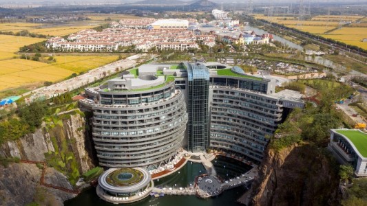 Abrieron un hotel de lujo en una cantera abandonada