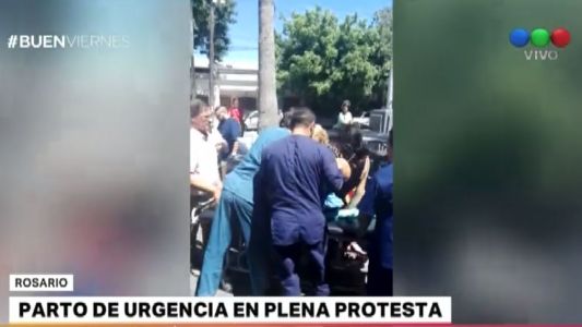 Atendieron un parto de urgencia en plena protesta en Rosario