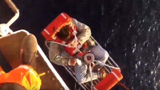 Rescatan en altamar a un pescador con apendicitis