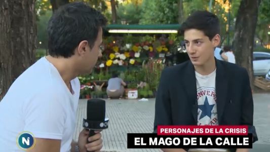 La historia del joven que hace magia para gente en situación de calle