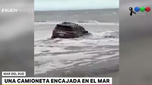 Una camioneta quedó encajada en el mar