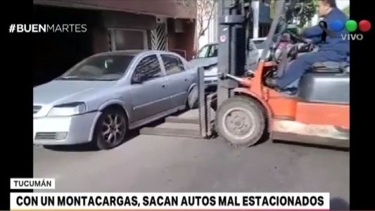 Con un montacargas, sacan autos mal estacionados